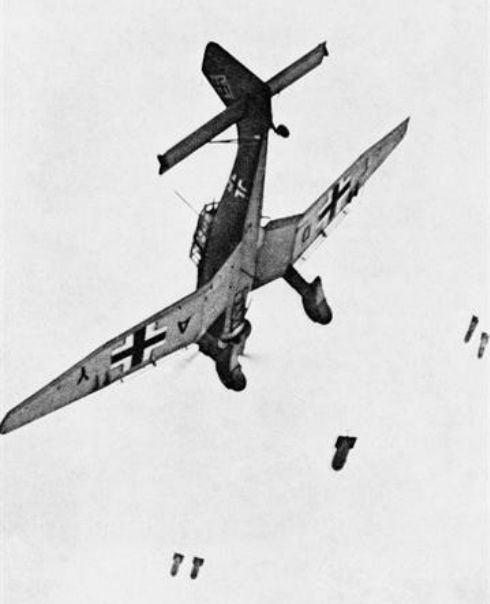 Junkers_Ju_87B_dropping_bombs (1)